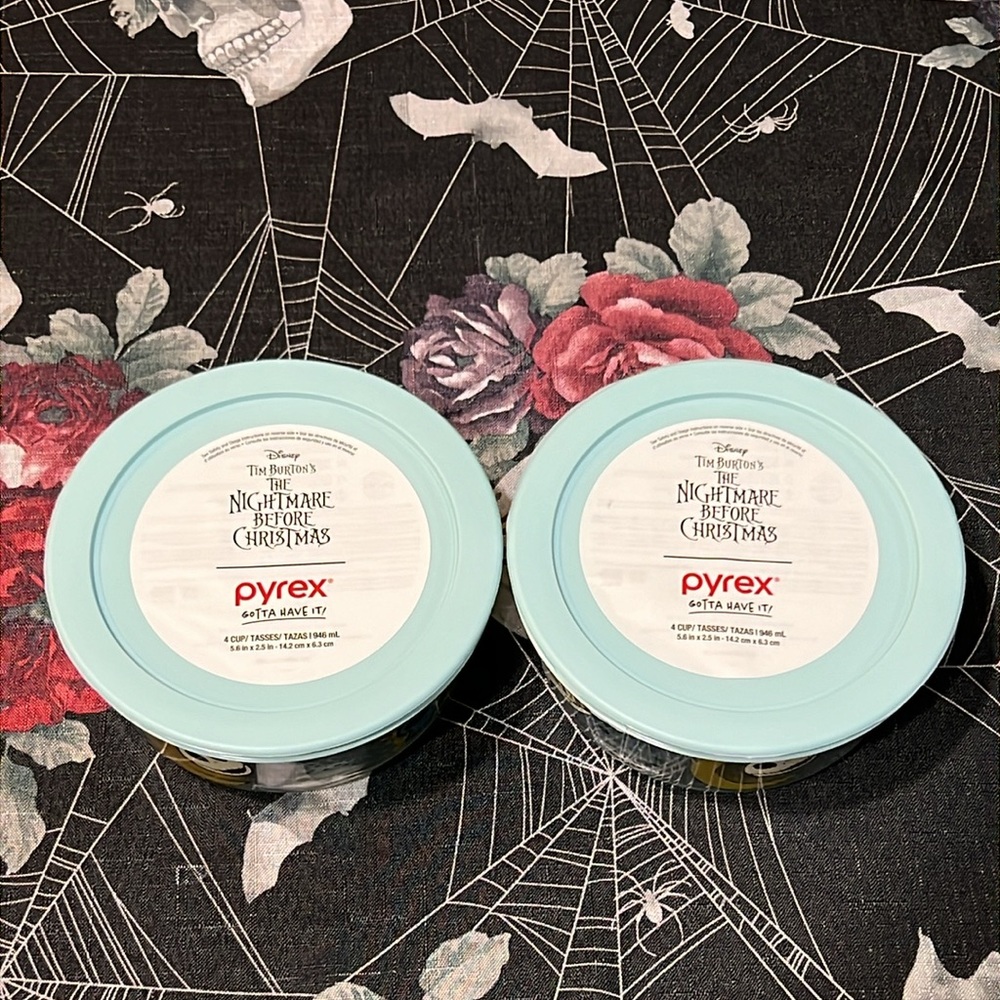 2 DISNEY Tim Burton’s The Nightmare Before Christmas PYREX 4 Cup Bowls W/Lids - Picture 11 of 12